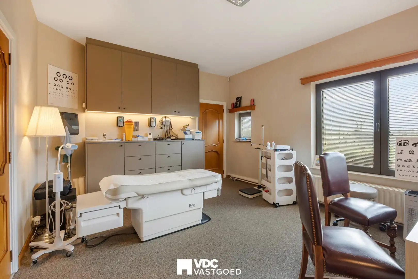 Ruime villa met praktijkruimte of extra woonruimte, zicht op bloesemweide en perceel van 1.745 m² foto 16