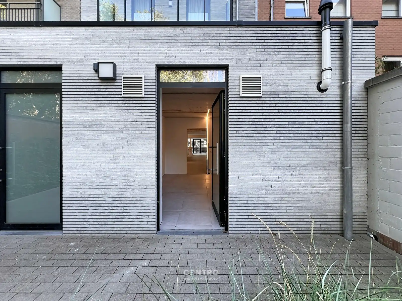 Nieuwbouw handelspand (± 100m²) met kelderberging (± 30m²) en terras achteraan, op commerciële toplocatie in Oostduinkerke-Bad ! foto 10