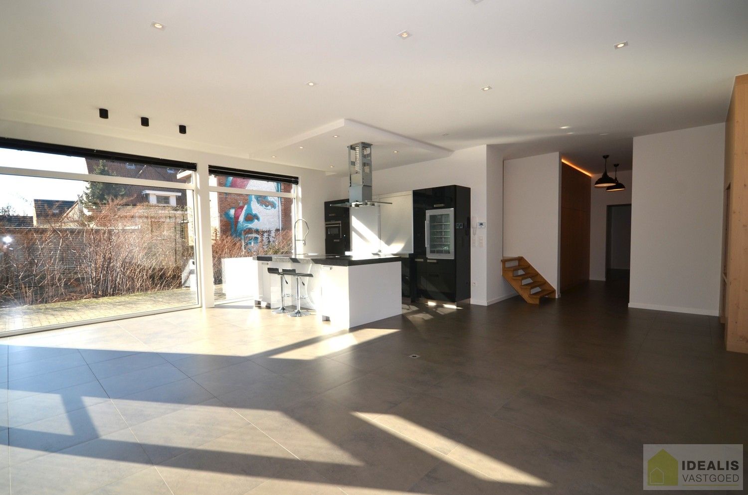 IDEALIS VASTGOED  - Luxueus, zeer hoogwaardig afgewerkt , instapklaar gelijkvloers appartement  in het midden van het centrum van Neerpelt op wandelafstand van horeca, shopping en openbaar vervoer! foto 5
