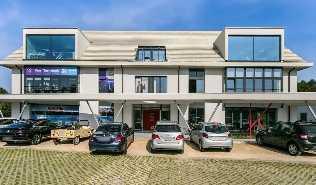 Lichtrijk kantoor te huur op zichtlocatie te Sint-Martens-Latem foto 2