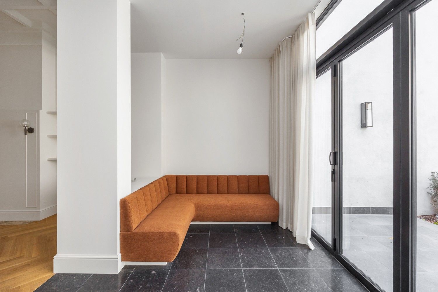 Prestigieuze en totaalgerenoveerde herenwoning (EPC B!) in eclectische stijl met zalige stadstuin op toplocatie aan de Jan Van Rijswijcklaan foto 12