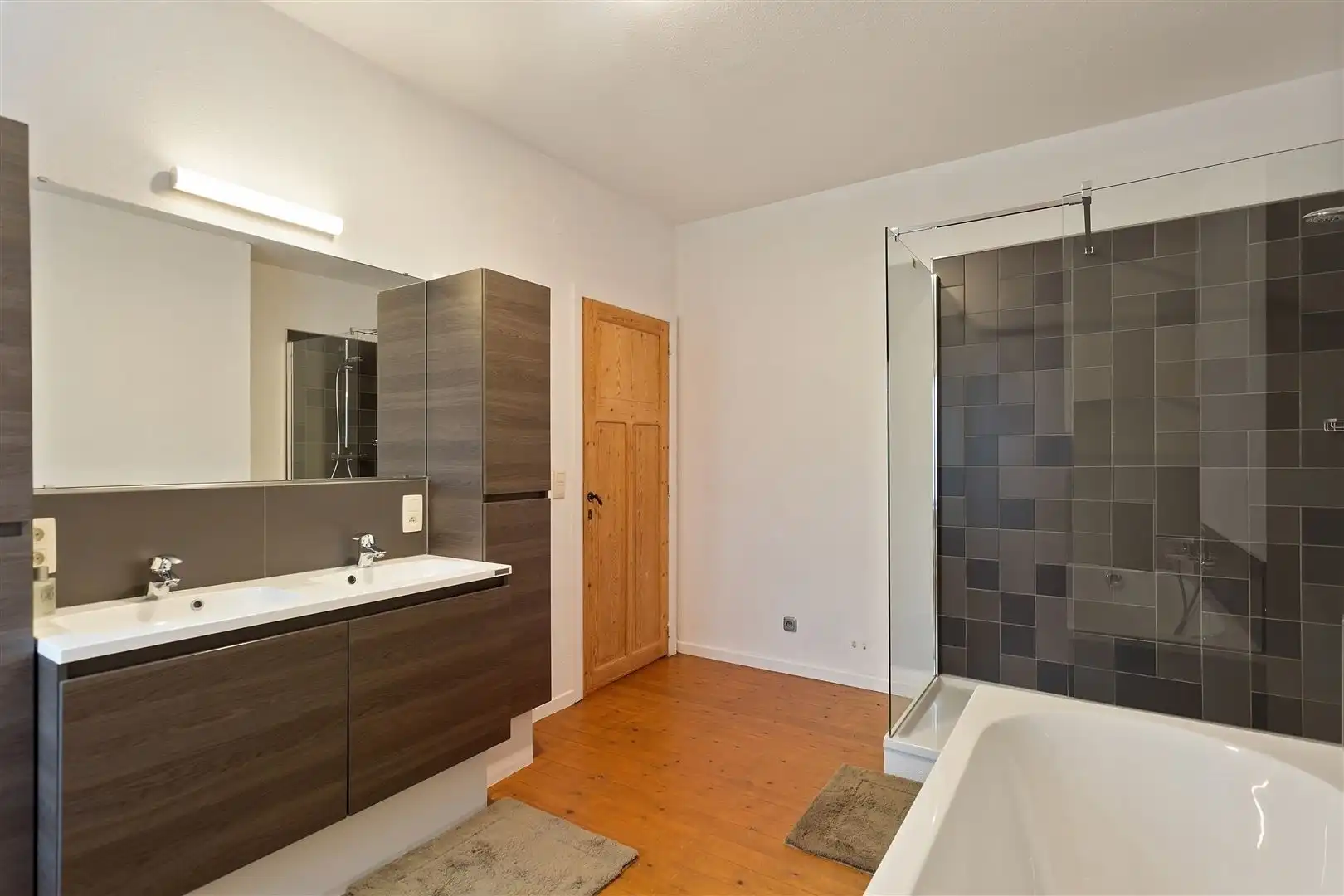 Ruime, lichtrijke woning met terras TE HUUR foto 16