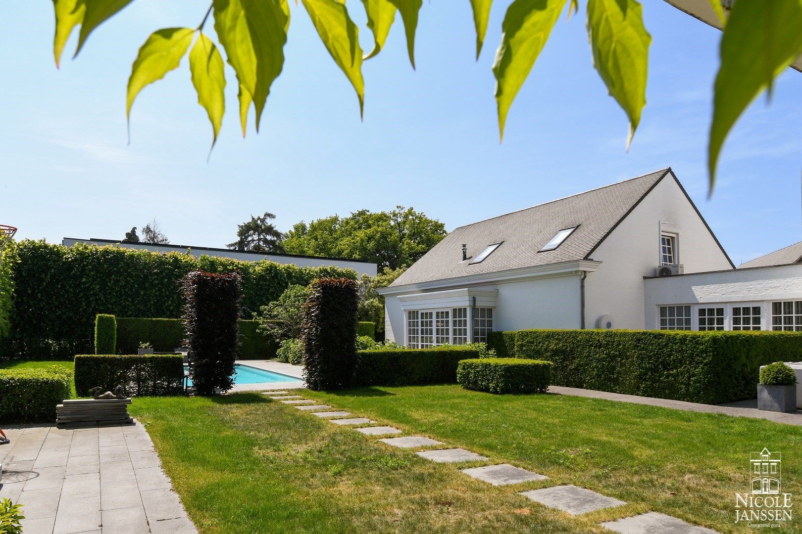 Luxueus en ruim ingedeeld landhuis met naastliggend garagegebouw met appartement foto 38