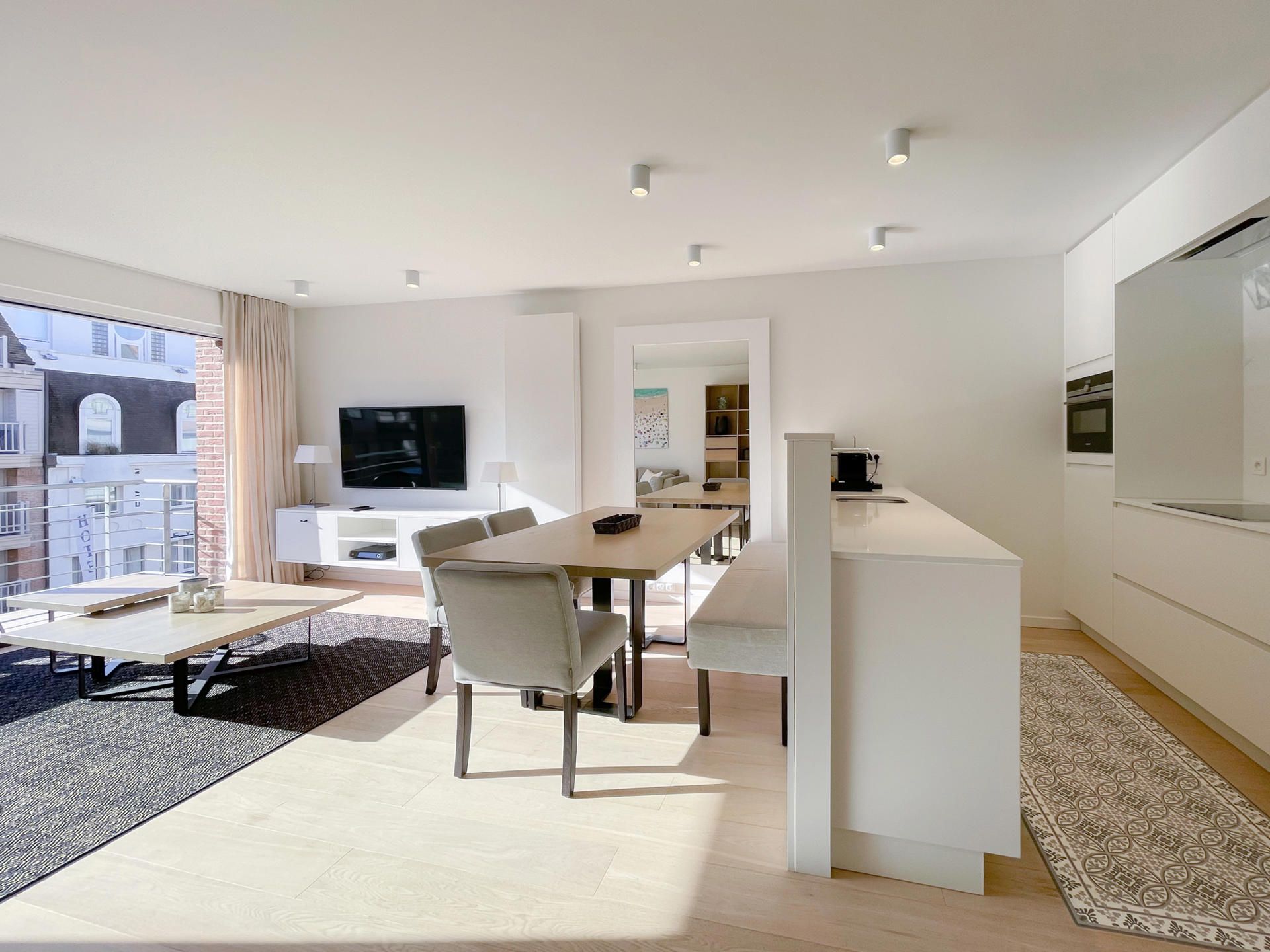 Zonnig en recent gerenoveerd appartement op topligging foto 8