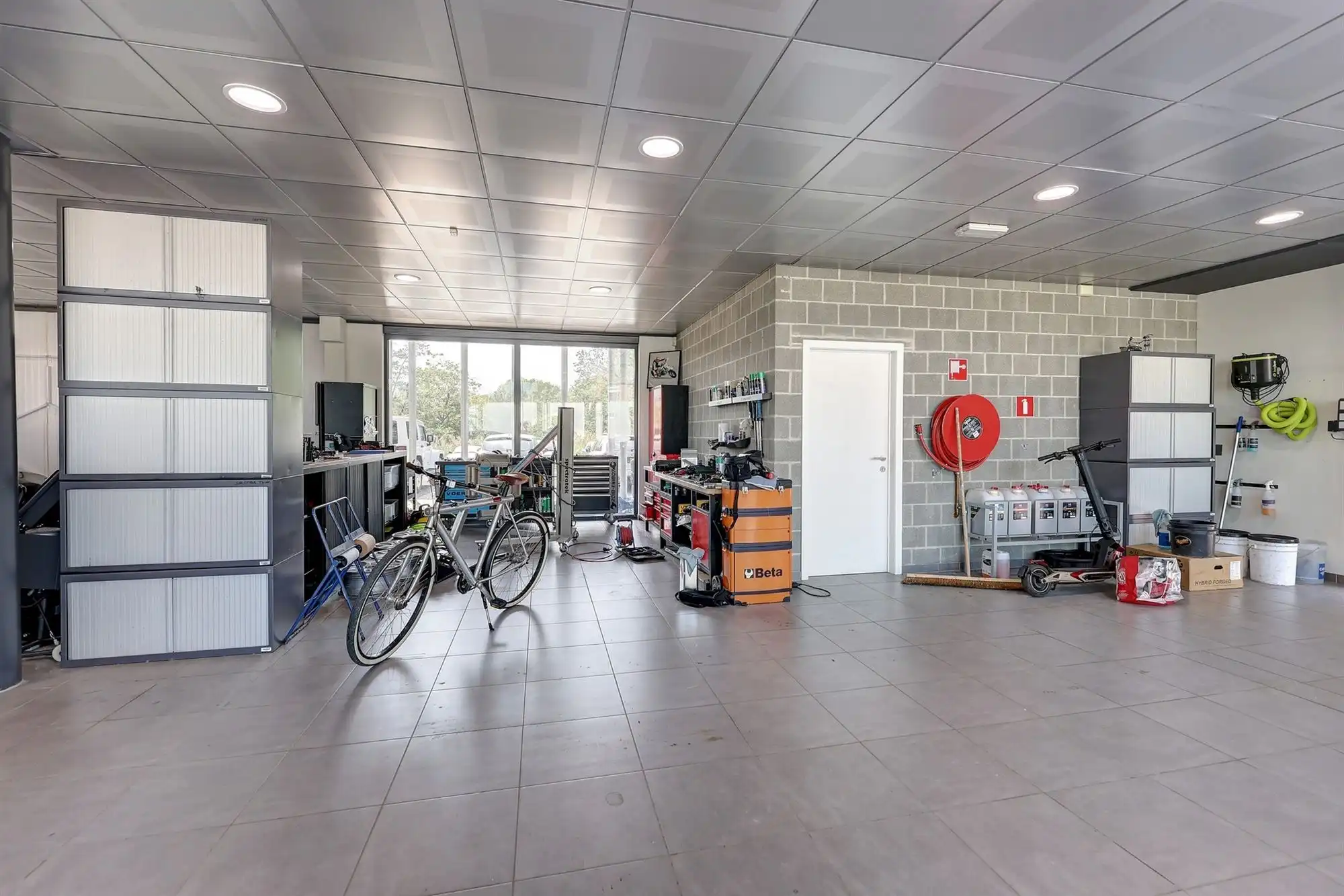 Zeer ruime showroom op een mooie zichtlocatie foto 9