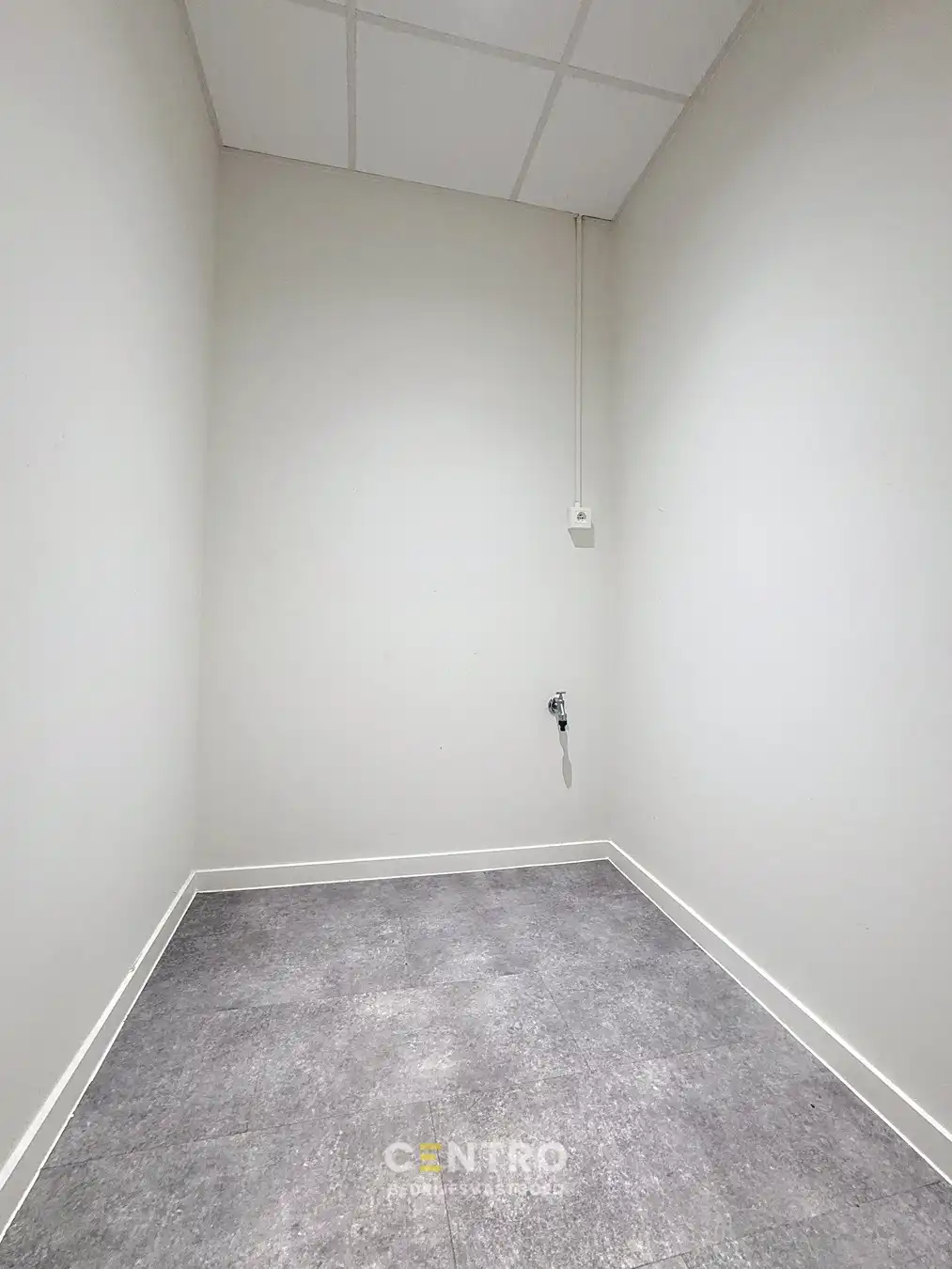 Kwalitatief afgewerkte KANTOORRUIMTE (268 m²) op de eerste verdieping met private parkeergelegenheid (inclusief laadpalen)! foto 10
