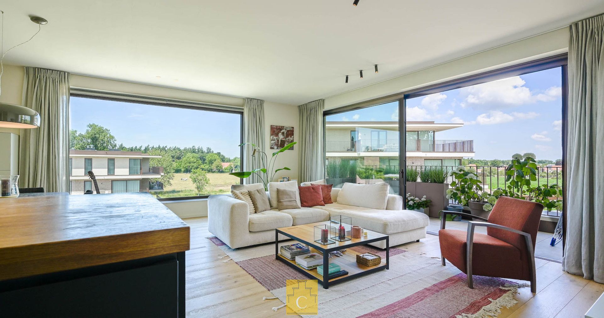 Recent 2 slaapkamerappartement met mooie zichten en ruim terras foto {{pictureIndex}}