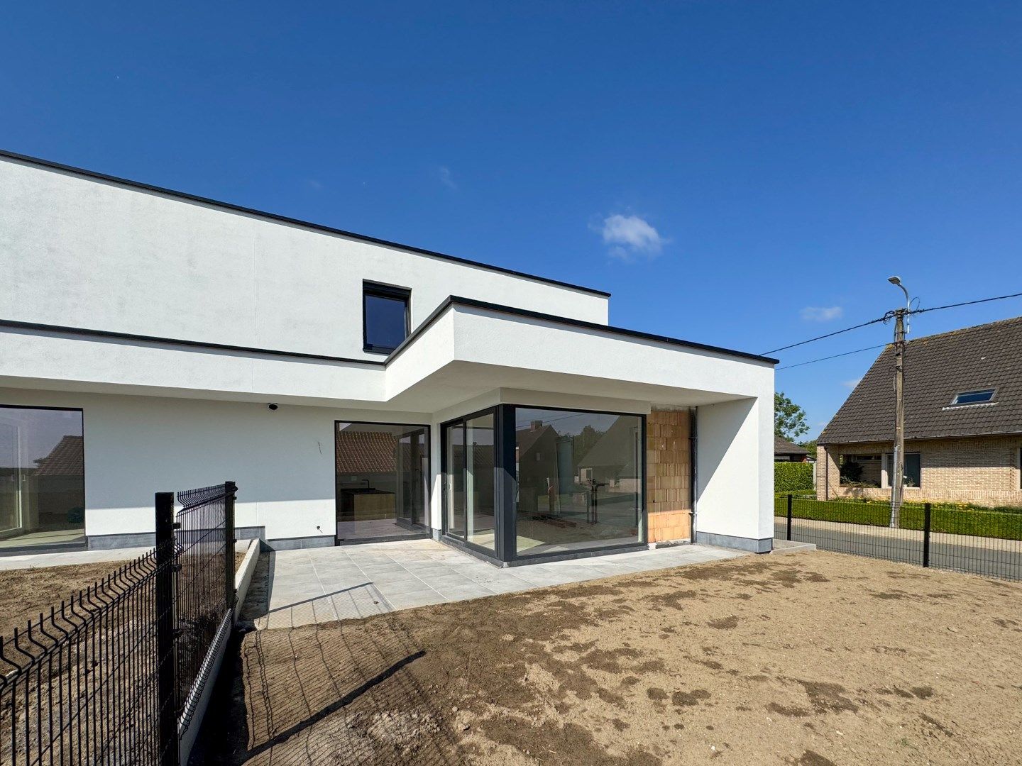 Nieuwbouwwoning met 3 slaapkamers en tuin. foto 20