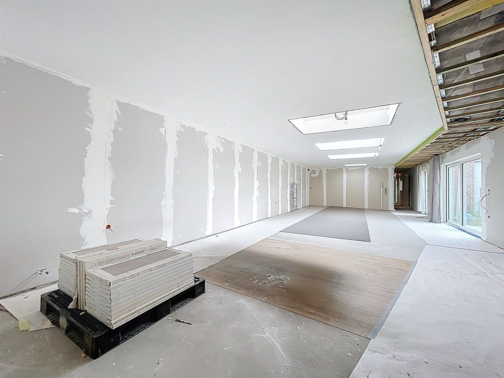 Ruim gelijkvloers appartement met werkplaats/polyvalente ruimte en groot terras. foto {{pictureIndex}}