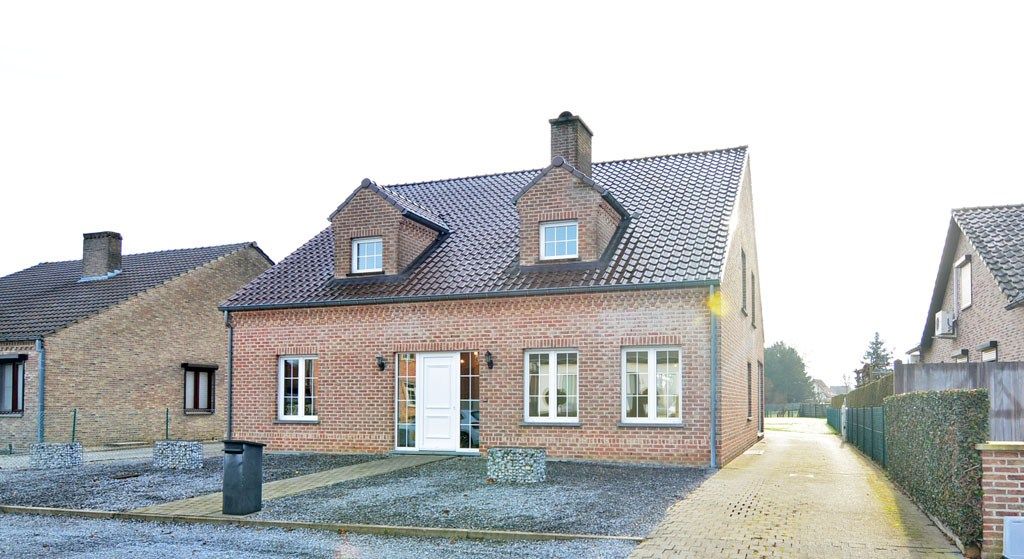 Vrijstaande woning met 4 slpks. en 2 bdks. op een perceel van 12a38ca. foto 43