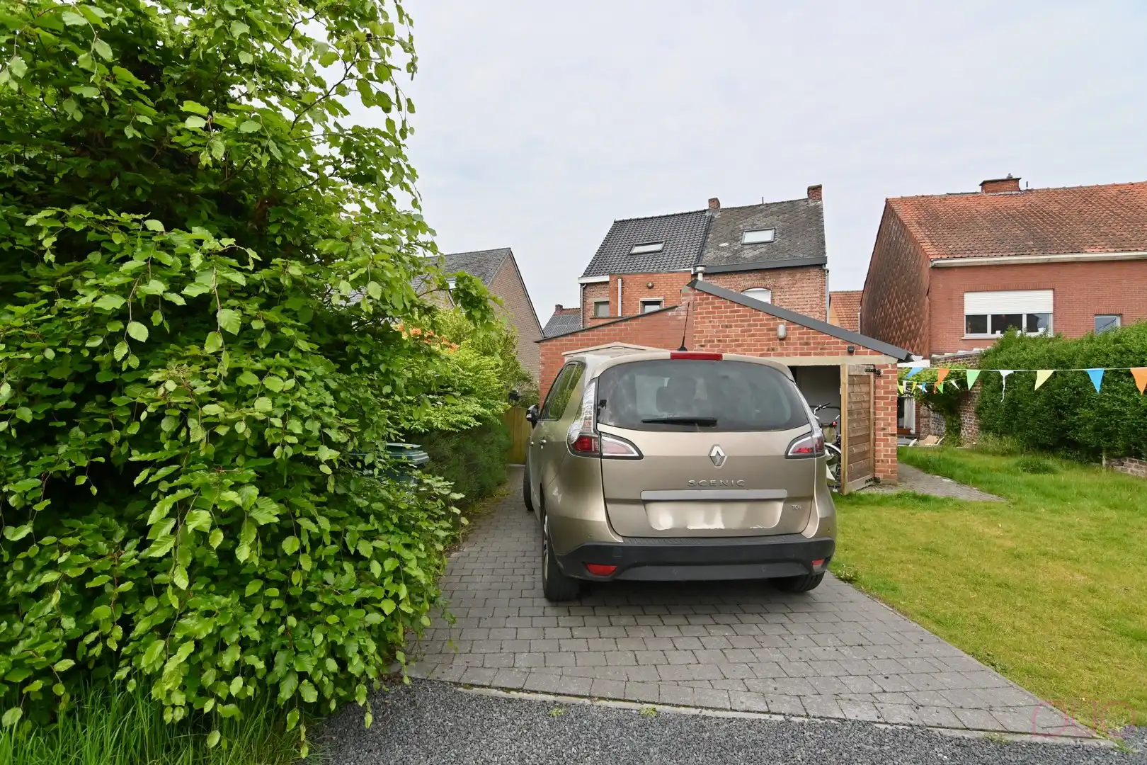 Instapklare halfopen bebouwing met parkeerplaats aan de achterzijde foto 25