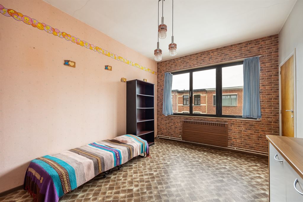 Zeer ruime, te renoveren woning met tuin foto 21