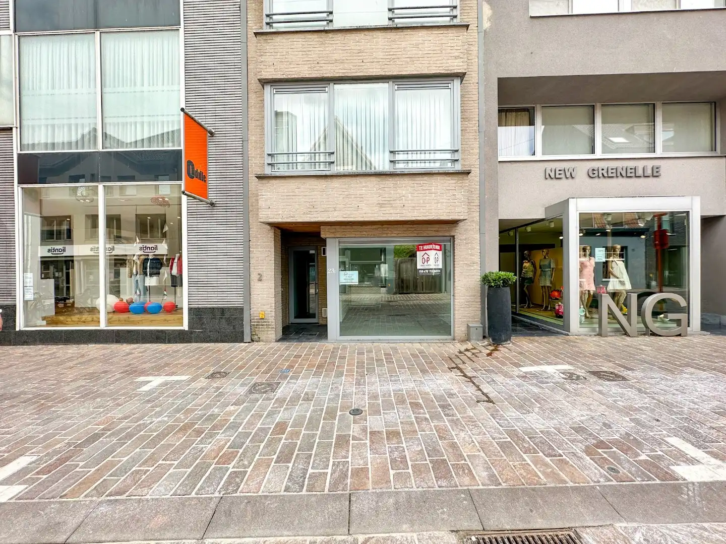 Instapklare handelsruimte voor winkel of kantoor, centrum Torhout foto {{pictureIndex}}