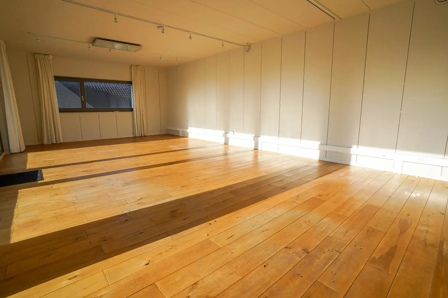 Rustige en betaalbare kantoorruimte met A-label, groot terras en 4 parkeerplaatsen foto 9