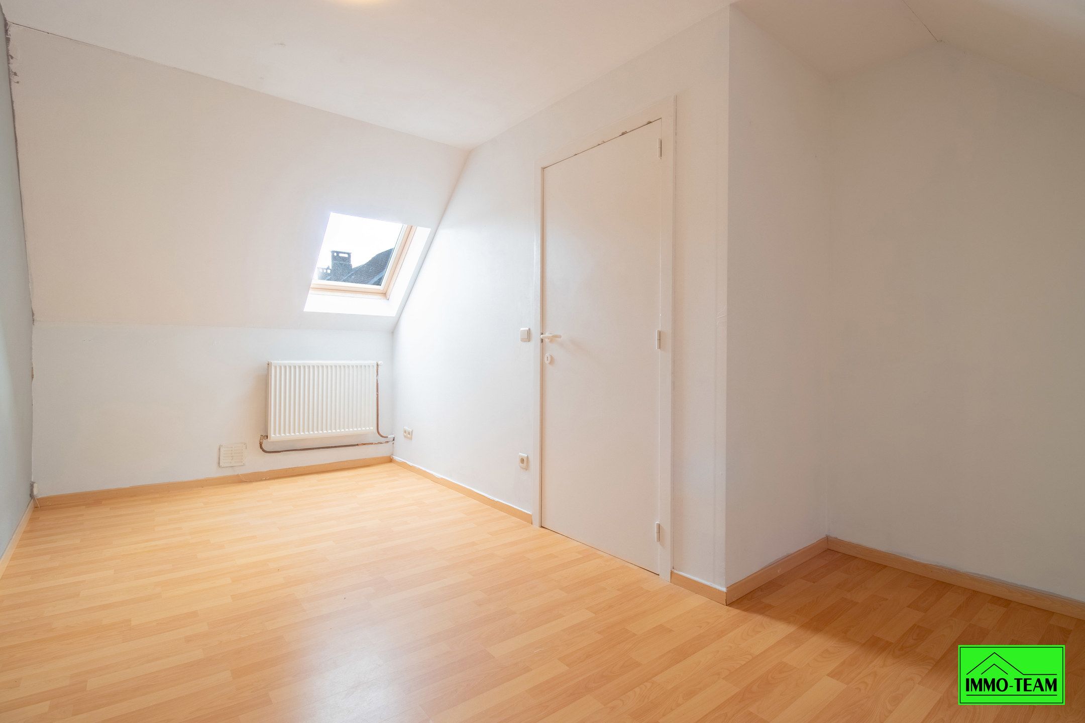 Instapklare 2-gevelwoning met parkeerplaats nabij centrum foto 12