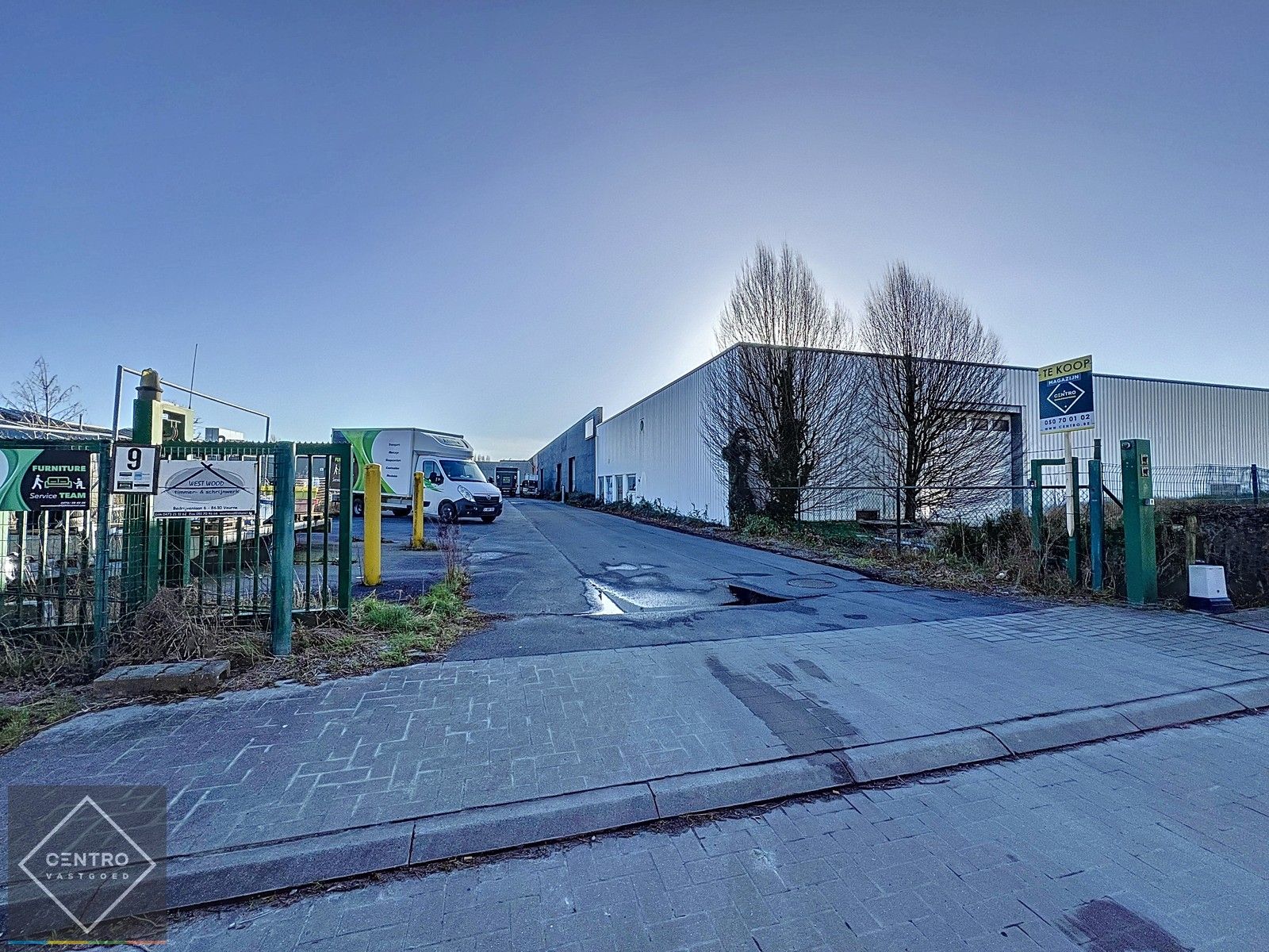 MAGAZIJN (305m²) met sectionaalpoort op milieubelastende industriezone "Heernisse" te Diksmuide. foto 2