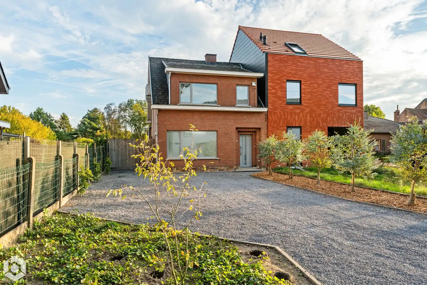 Volledige gerenoveerde woning met 3/4 slpkrs en mooie tuin te Walem/Mechelen foto {{pictureIndex}}