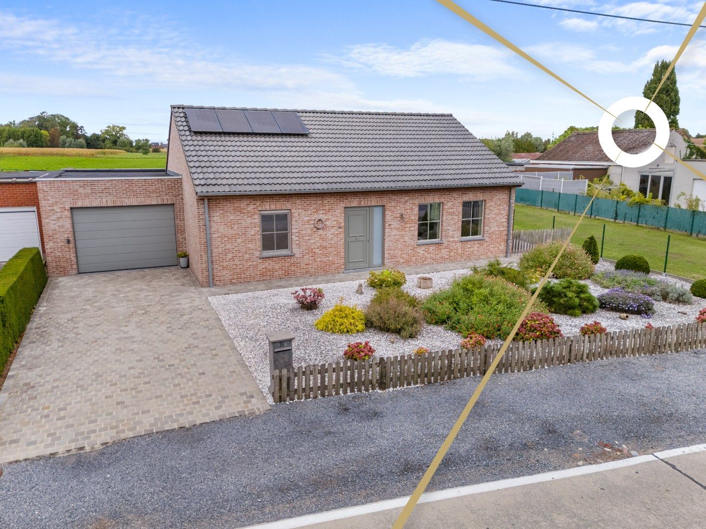 Luxe gelijkvloerse nieuwbouwvilla met 2 slaapkamers en een ruime garage op een groot perceel foto {{pictureIndex}}
