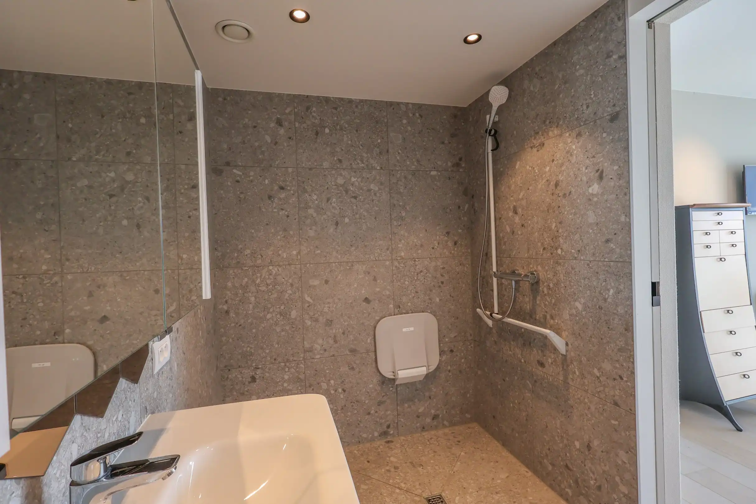 Verhuurde assistentiewoning met uitzonderlijk ruim zonneterras van 64,5m² in Oostduinkerke! foto 9