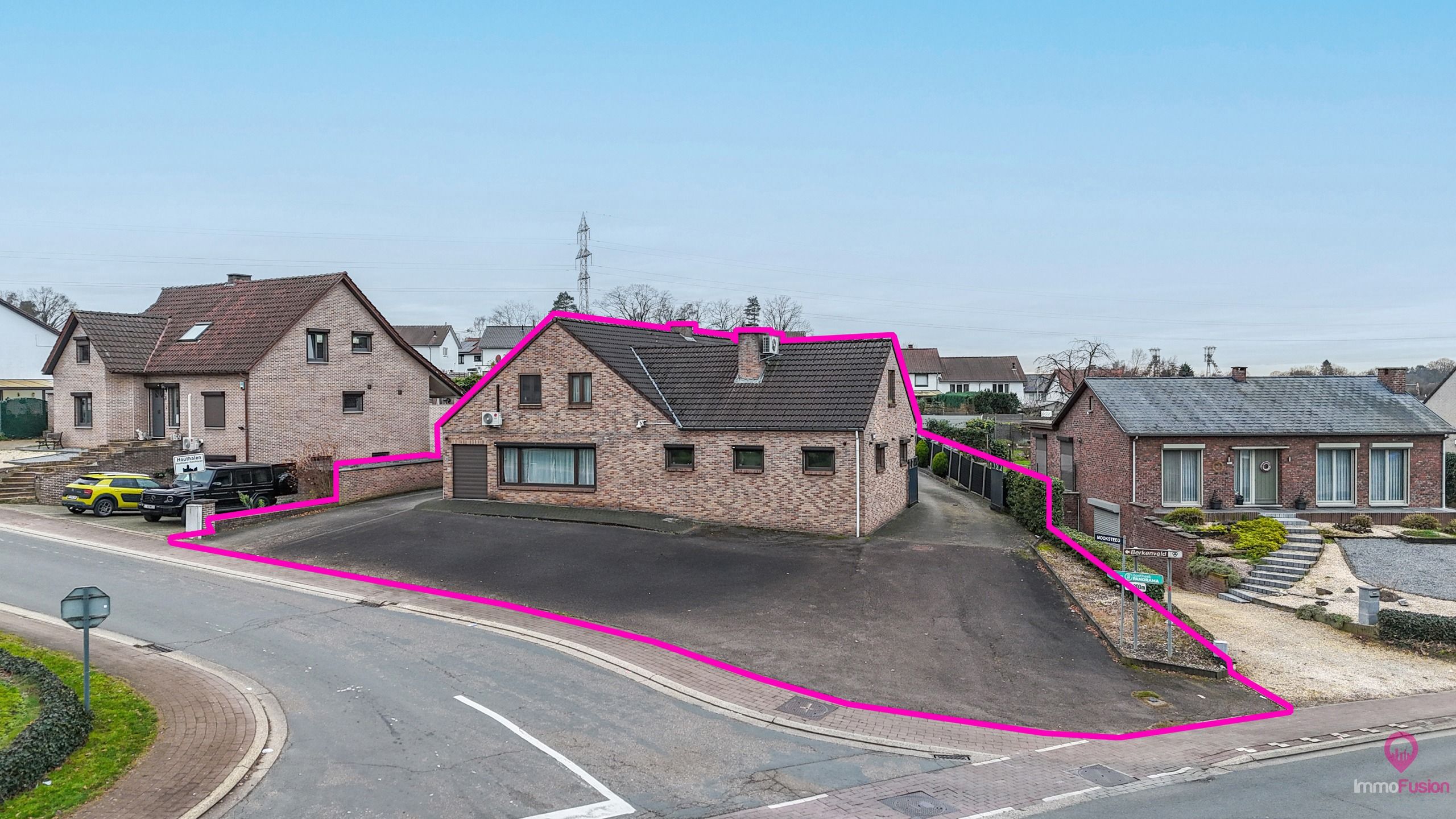 Woning 4 slpk met commerciële vergunning op centrale ligging foto {{pictureIndex}}