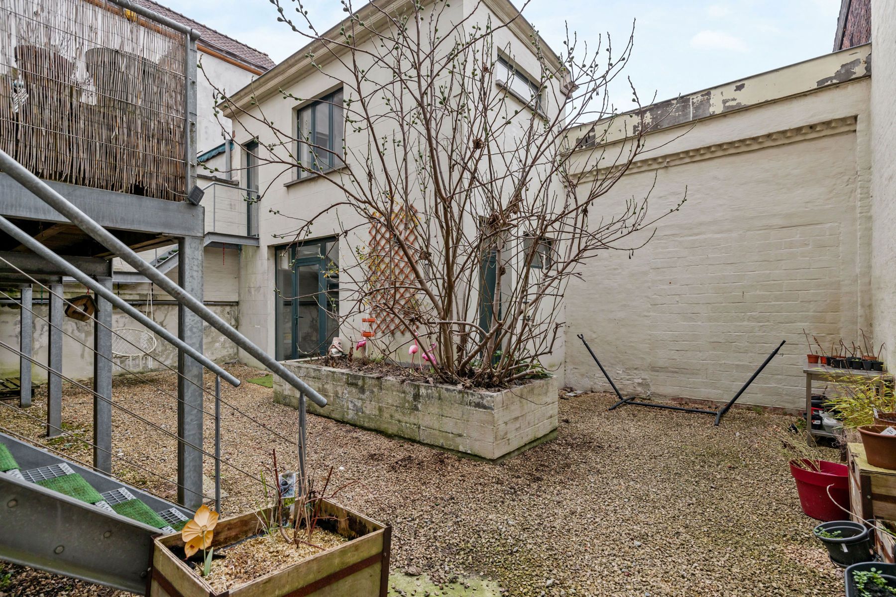 Uniek appartement/studio met terras, tuin en bijgebouw foto 19