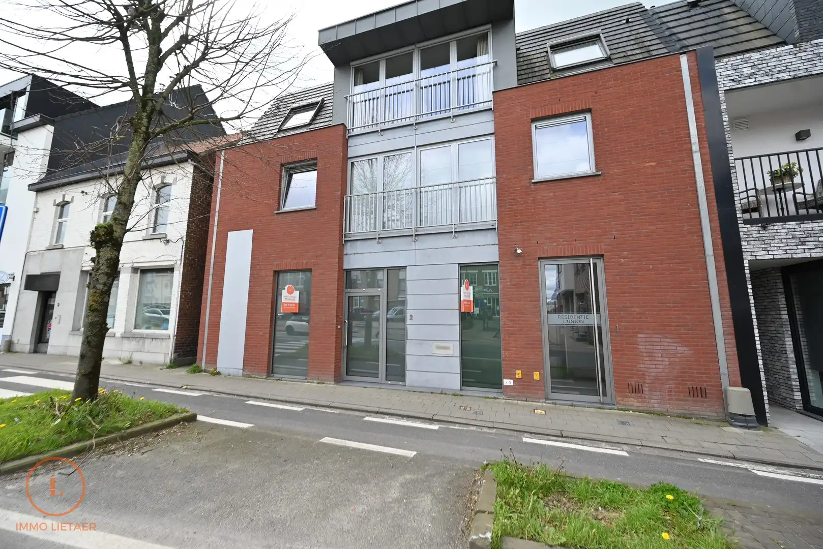 Modern handelspand op uitstekende commerciële ligging foto {{pictureIndex}}