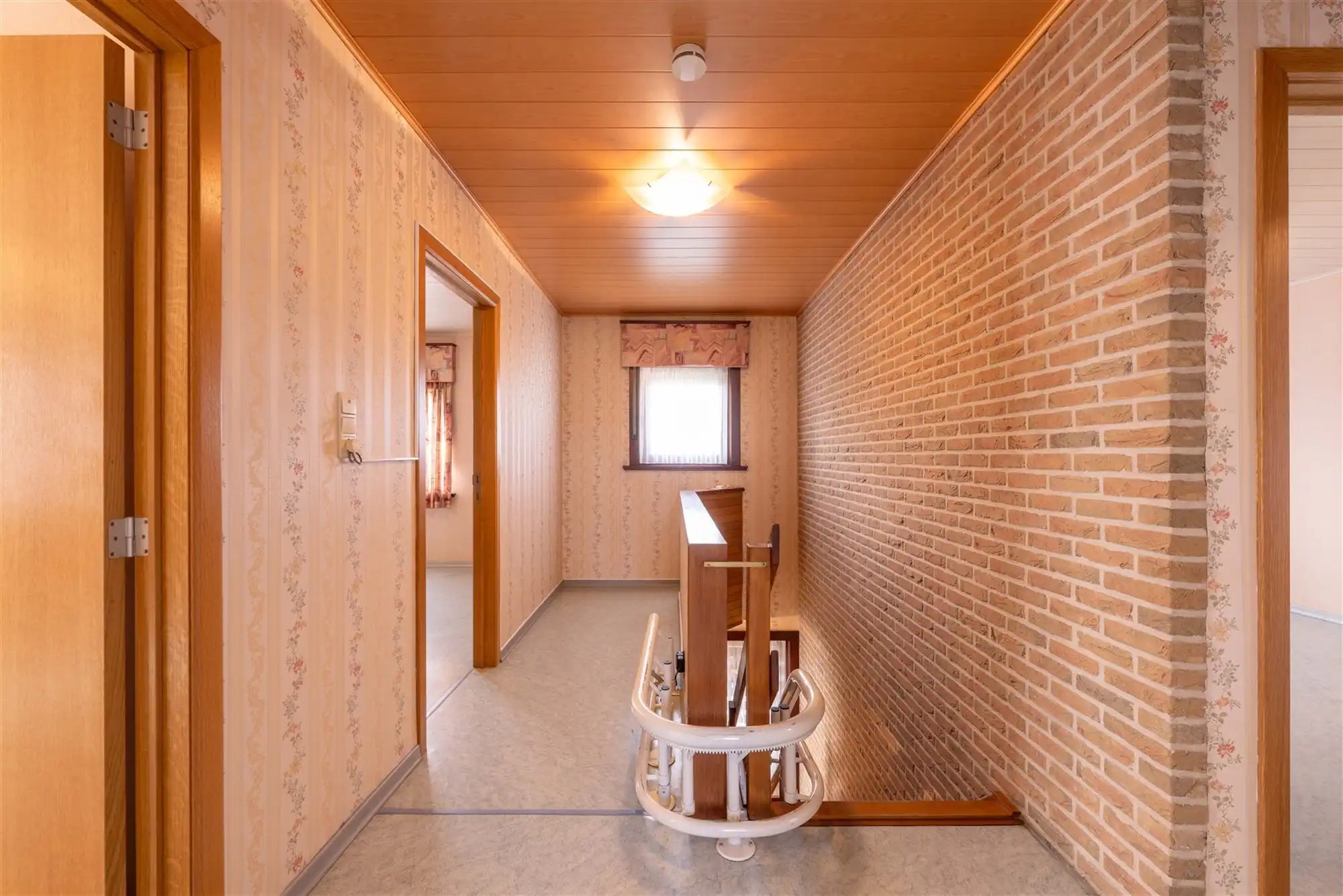 Kloeke halfopen woning met 2 garages en tuin foto 17