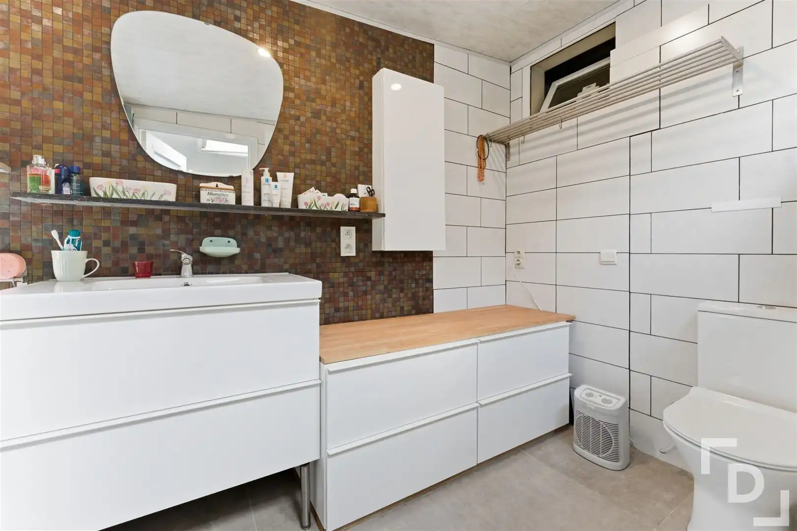 Ruime en energetische woning met uitweg en lostaande garage te koop in centrum Ieper. foto 12