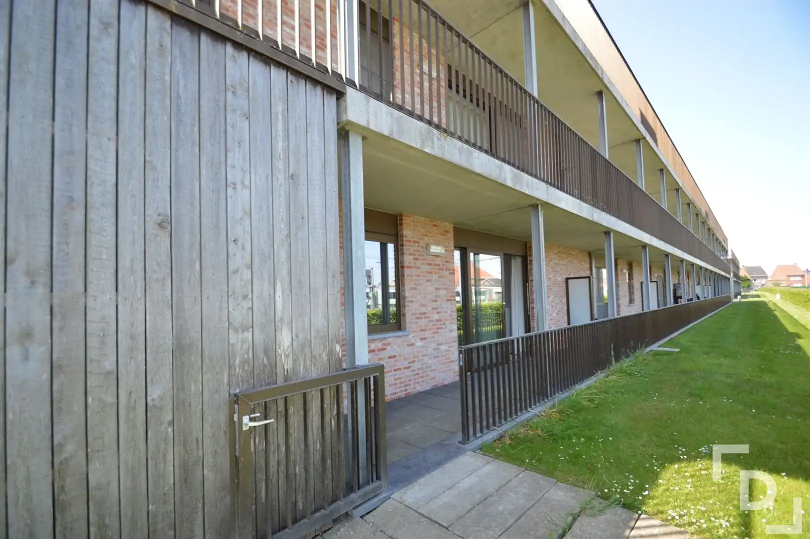 Gelijkvloers appartement met garage en terras foto 2