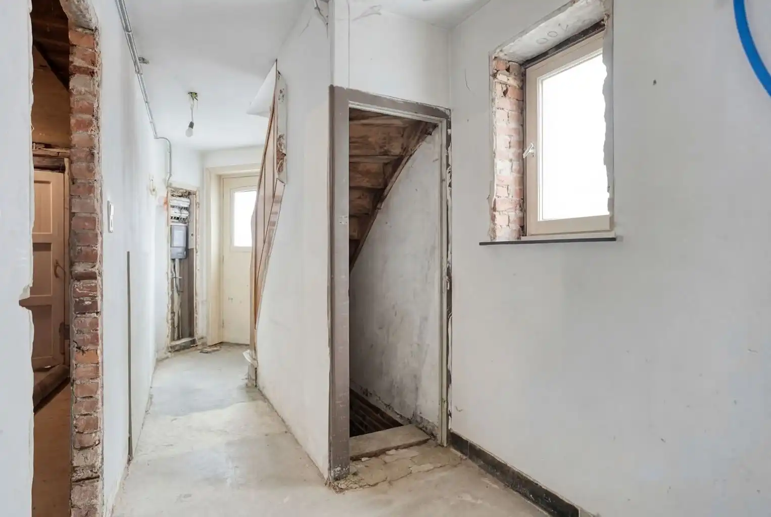 Te renoveren hoekwoning met tal van mogelijkheden, gelegen op een absolute toplocatie in het hart van het historisch stadscentrum van Bree.  foto 4