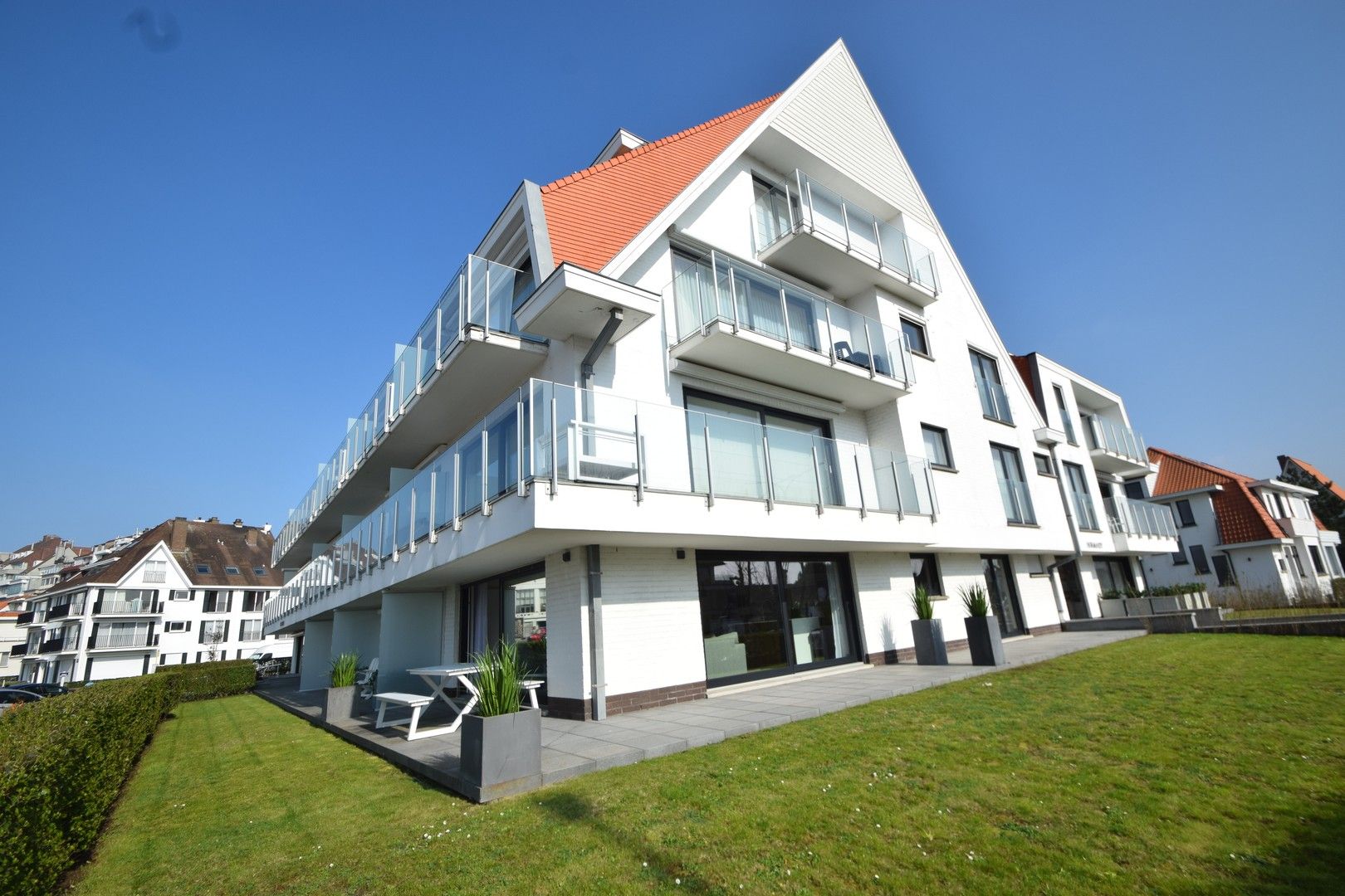 Prachtig hoekappartement met een zuid-west georiënteerd terras en tuin gelegen vlakbij de zee en het casino te Knokke. foto 1