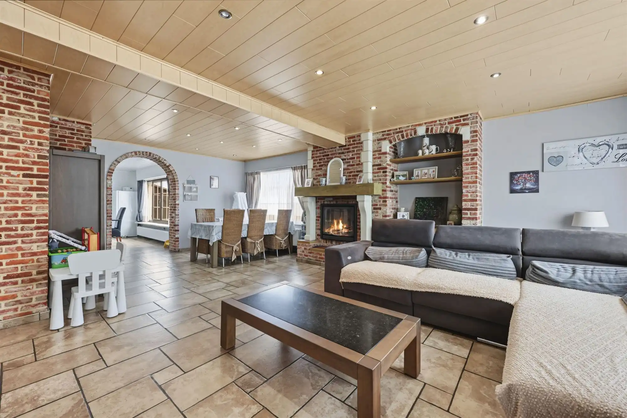 Instapklare woning op ruim perceel met paardenstallen foto 5