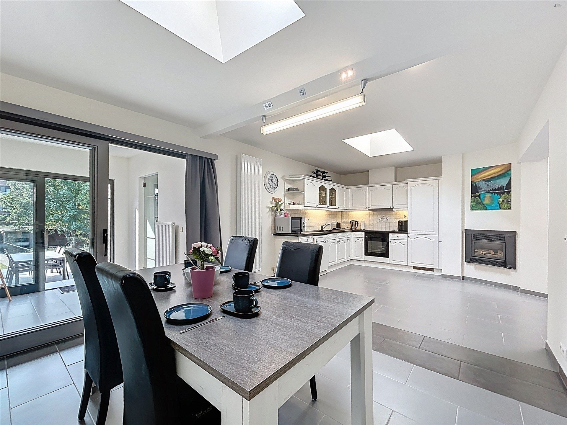 gerenoveerde gezinswoning met 3 slaapkamers en inpandige garage op perceel van 303m² foto 3