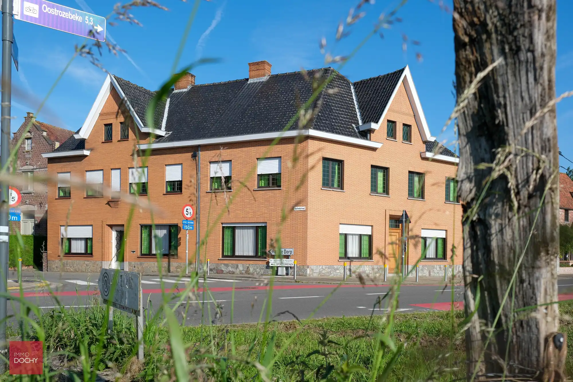 Hoofdfoto van de publicatie: Zeer ruim burgerhuis (voormalige dokterswoning)