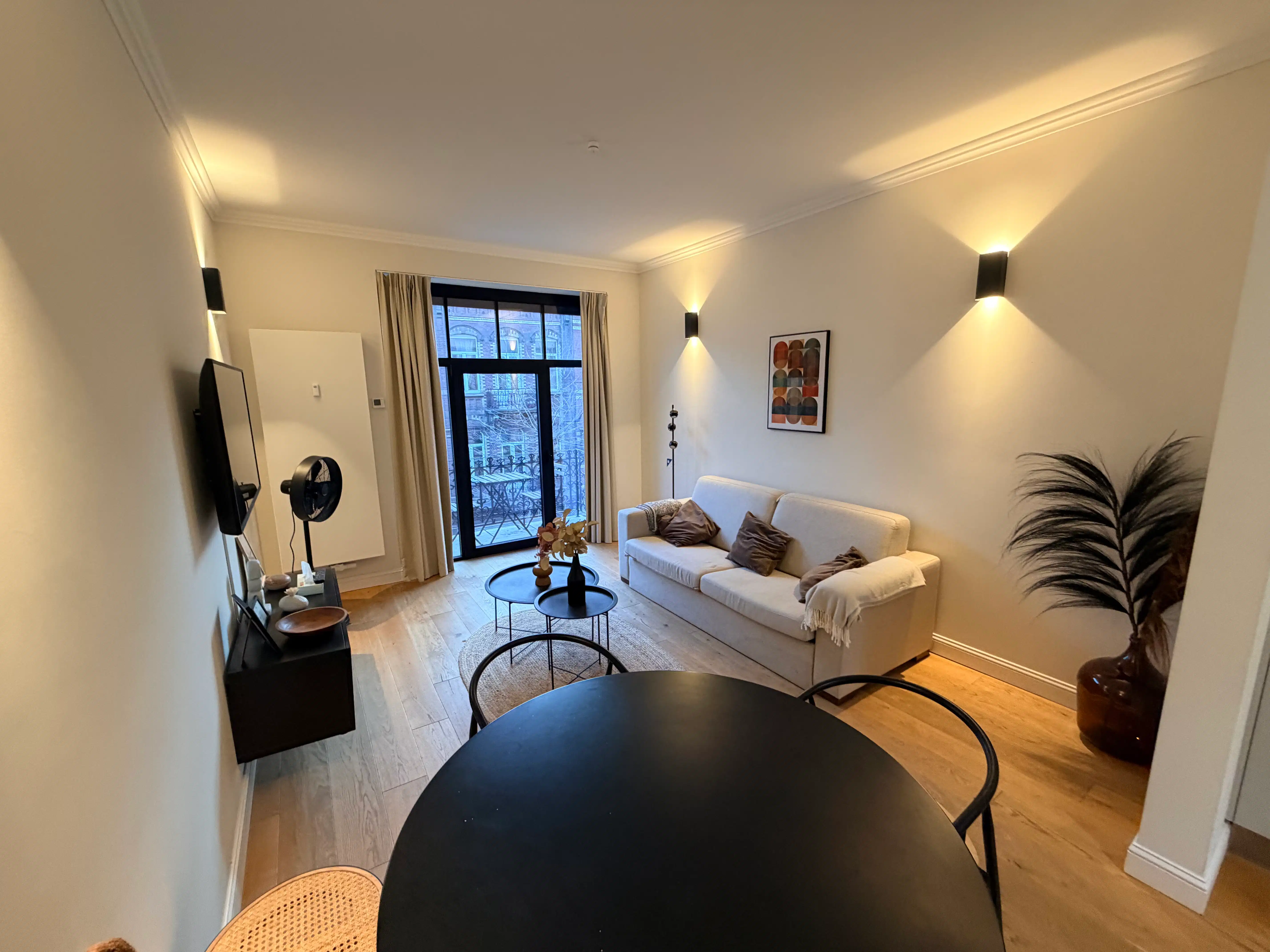 --- NOUVEAU --- Charmant appartement meublé avec deux balcons au cœur du quartier du Châtelain foto {{pictureIndex}}