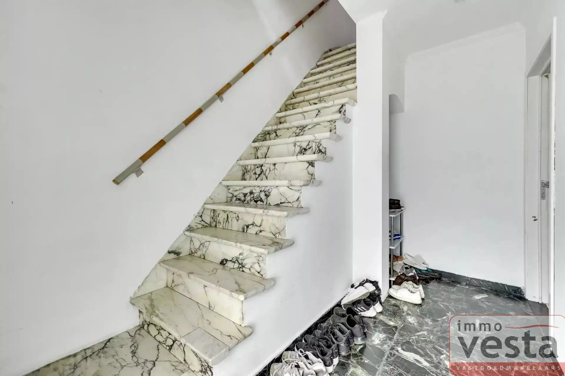 Ruime rijwoning op wandelafstand van centrum foto 3