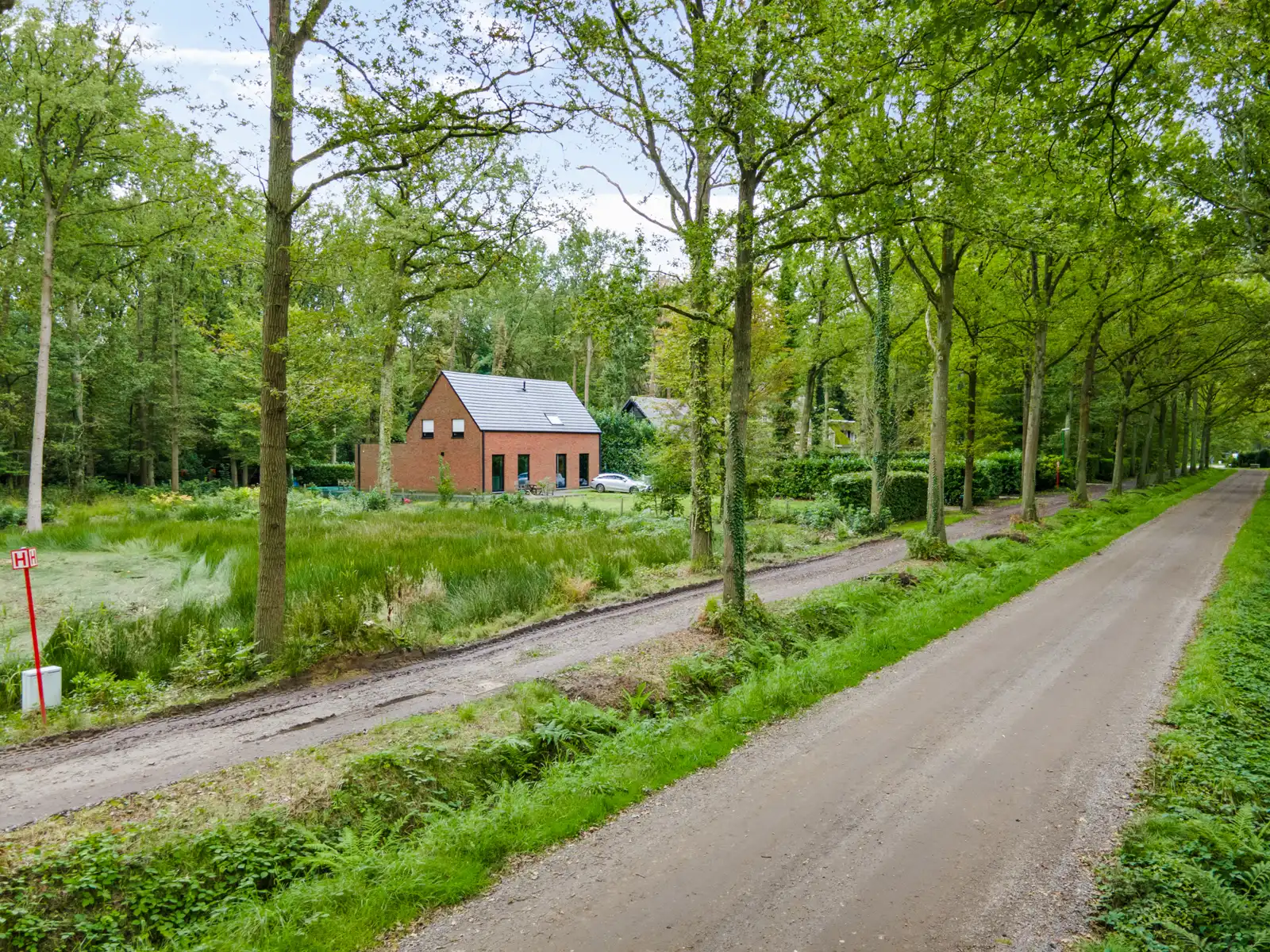 Bouwgrond van 2700 m² gelegen op een residentiële locatie. foto 7