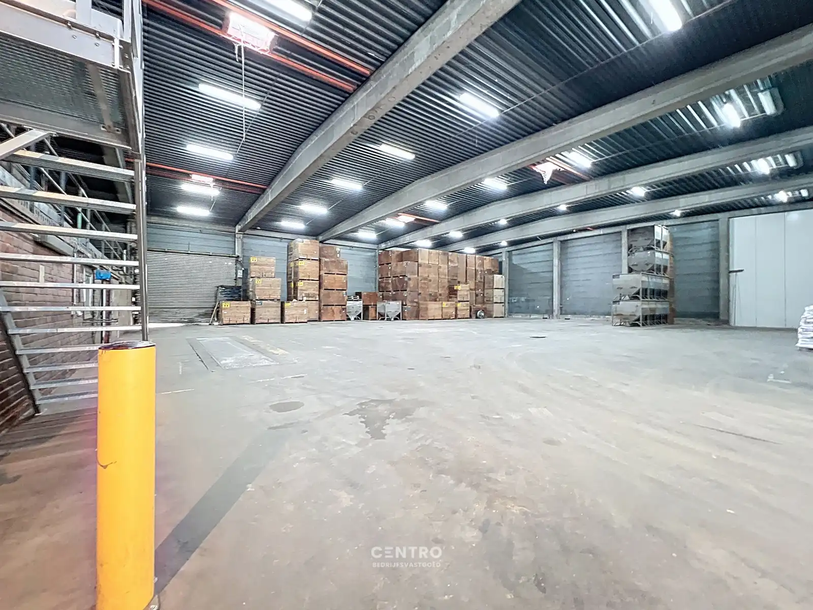 Magazijn van 830m² (met poort van 11m breedte) TE HUUR , te Kerkhove (Avelgem). foto 3