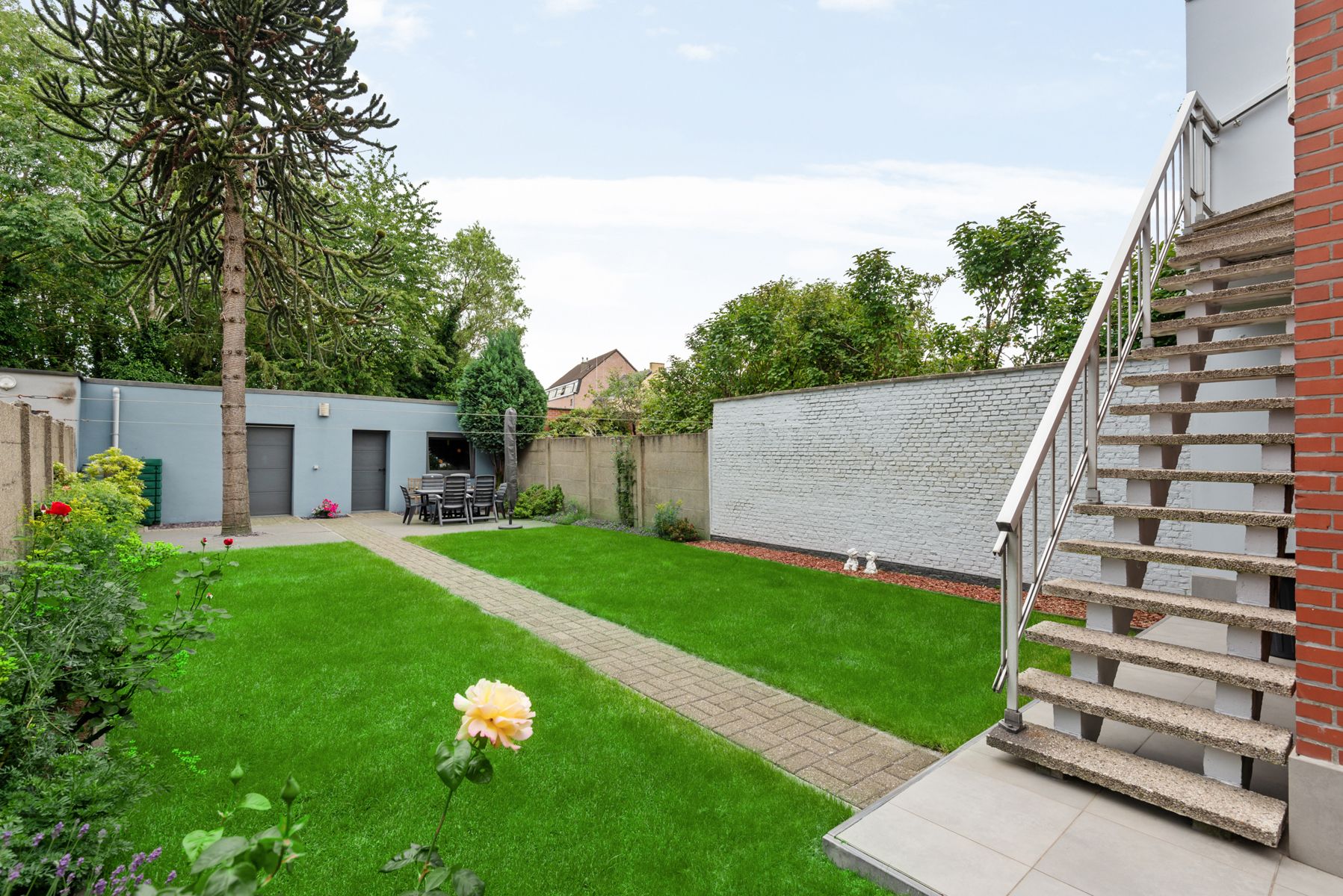 Goed onderhouden polyvalente woonst met tuin en 2 garages foto 1