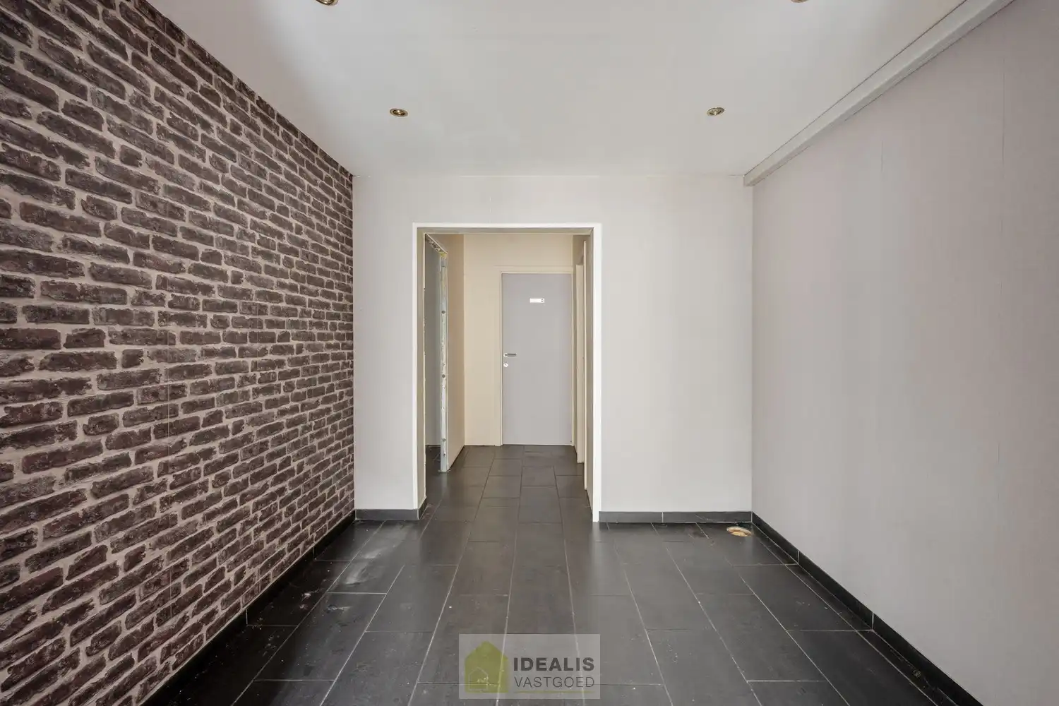 IDEALIS VASTGOED -  INVESTERINGSEIGENDOM BESTAANDE UIT 2 GELIJKVLOERSE HANDELSPANDEN EN 5 BOVENLIGGENDE APPARTEMENTEN IN HET CENTRUM VAN PELT! – te renoveren investeringseigendom op een toplocatie in Pelt (Neerpelt). Gelijkvloers 2 handelspanden, op de 1ste verdieping een 3 slpk.-appartement, 2de verdieping een 3 slpk.-appartement en een 1 slpk.-appartement en op de 3de verdieping een 3 slpk.-appartement en een 1 slpk.-appartement. Geschikt voor zij die zoeken naar een interessante investering in het centrum van Pelt. foto 6