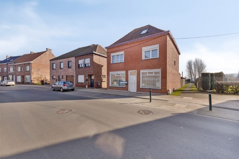 RUIME, LICHTRIJKE ALLEENSTAANDE WONING MET VEEL POTENTIEEL foto 3