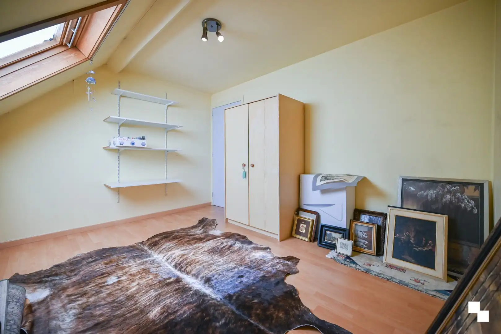 Ruime gezinswoning met vier slaapkamers, garages en extra naastliggend perceel foto 27