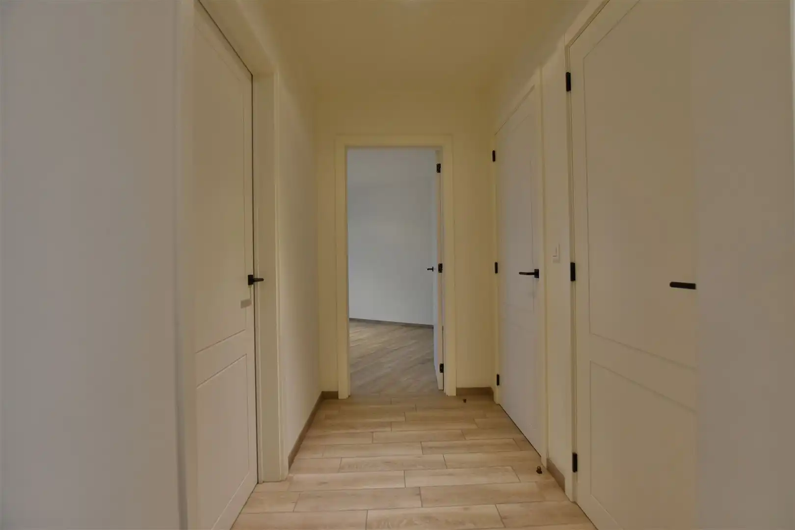 Instapklaar gelijkvloers appartement met koer en garage vrijstaande.  foto 18