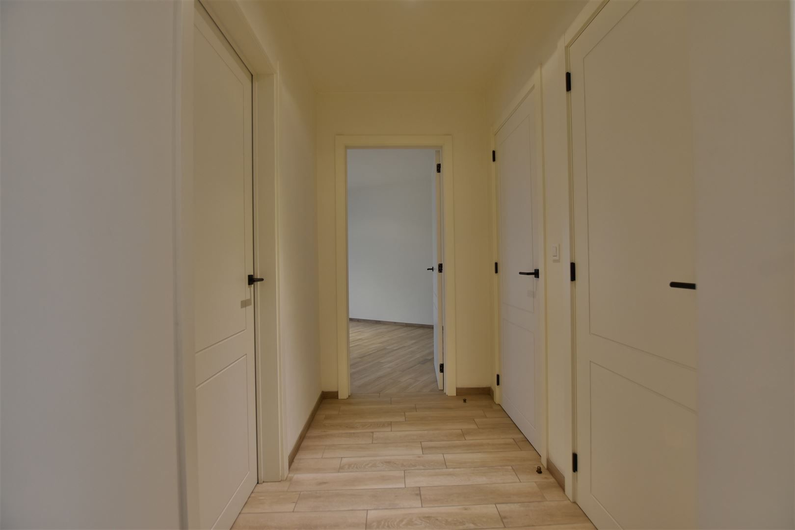 Instapklaar gelijkvloers appartement met koer en garage vrijstaande.  foto 18