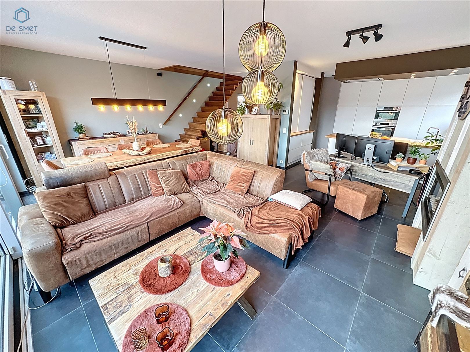 Instapklare moderne villa met 4 slaapkamers, zwembad en ruime tuin foto {{pictureIndex}}