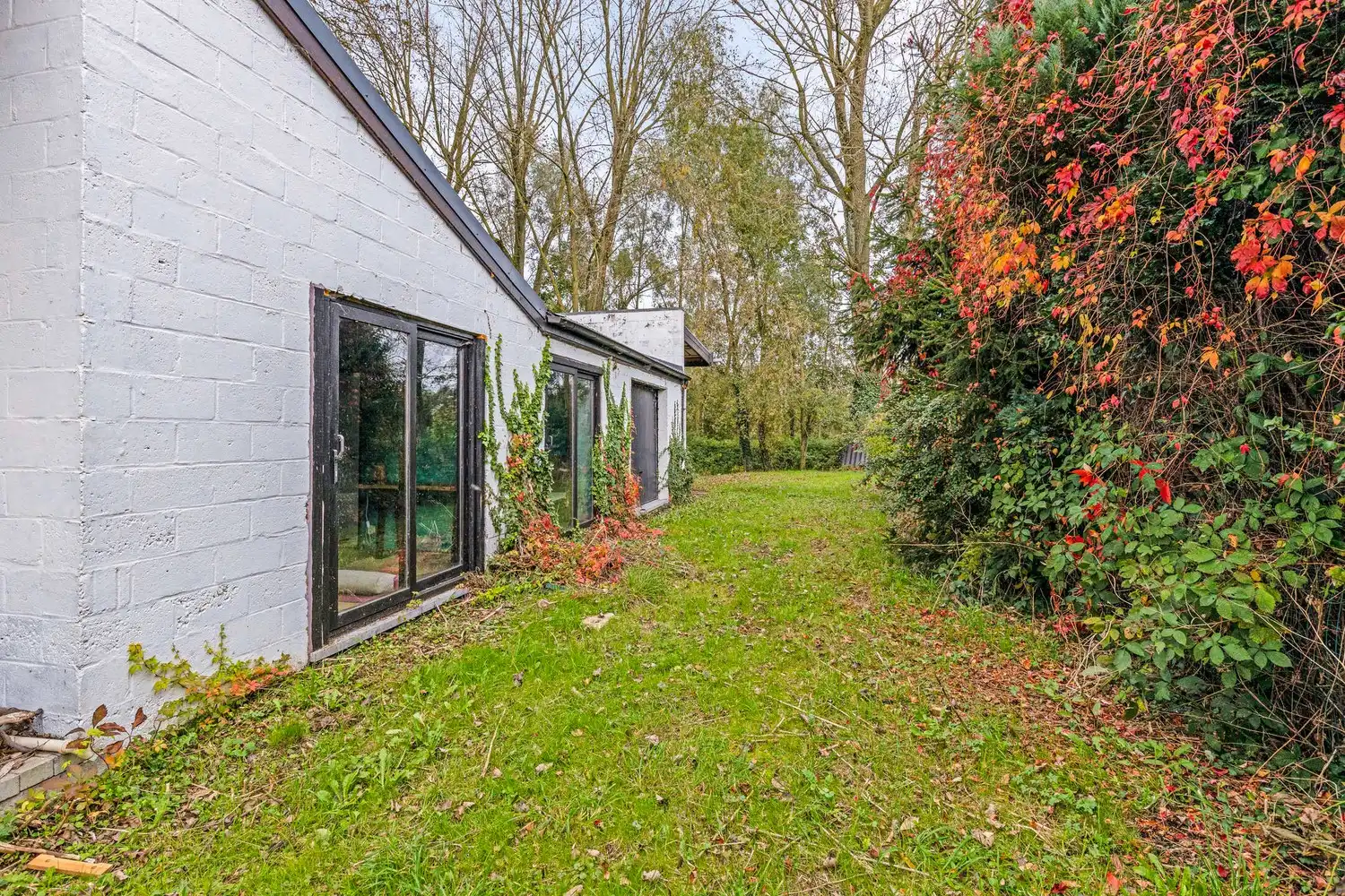 Volledig te verbouwen/slopen woning (bouwgrond) met 3 slaapkamers, inpandige garage, tuin en garagebox op een perceel van 1.154m² foto 2