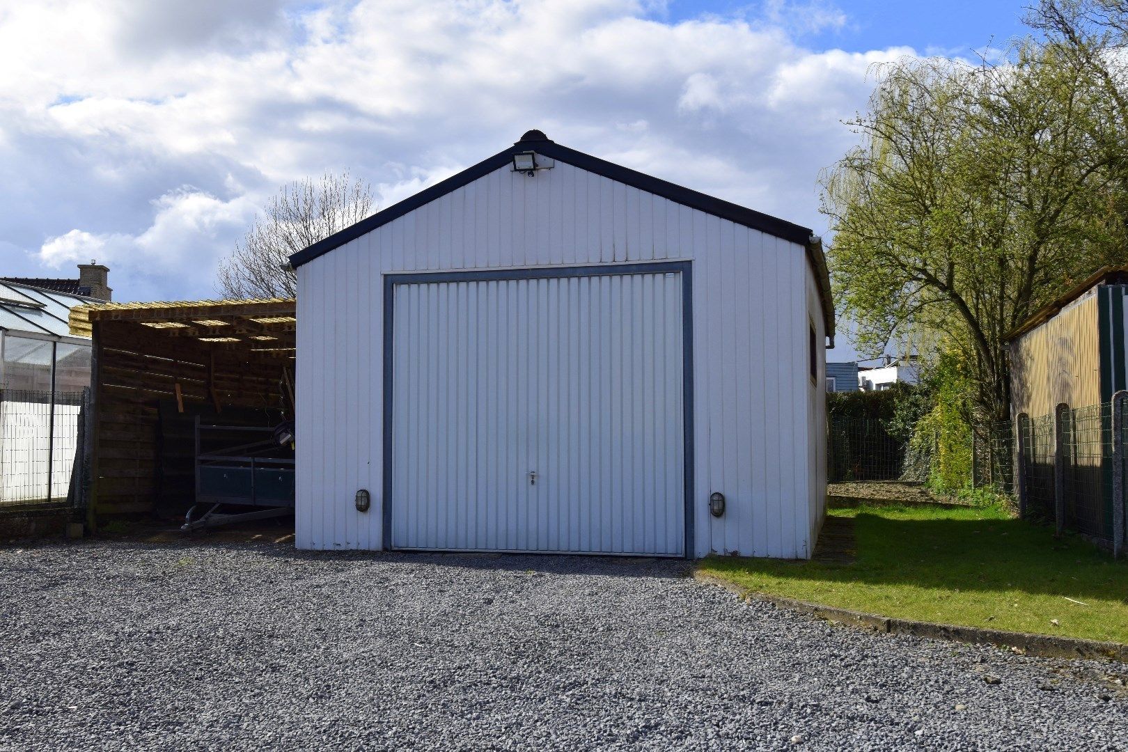 Mooie rijwoning met 2 slaapkamers, tuin en garage te koop in het gezellige Gullegem foto 16