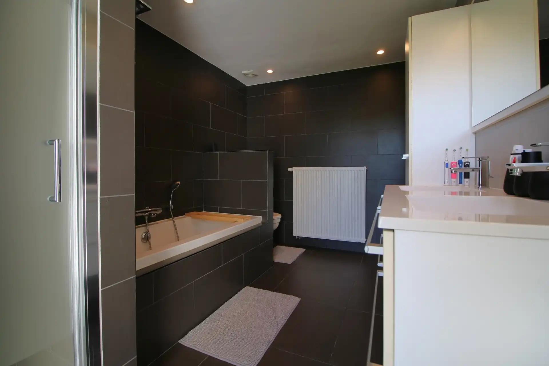 Instapklare gerenoveerde woning met 4 slpks. en aparte garage in doodlopende straat foto 23