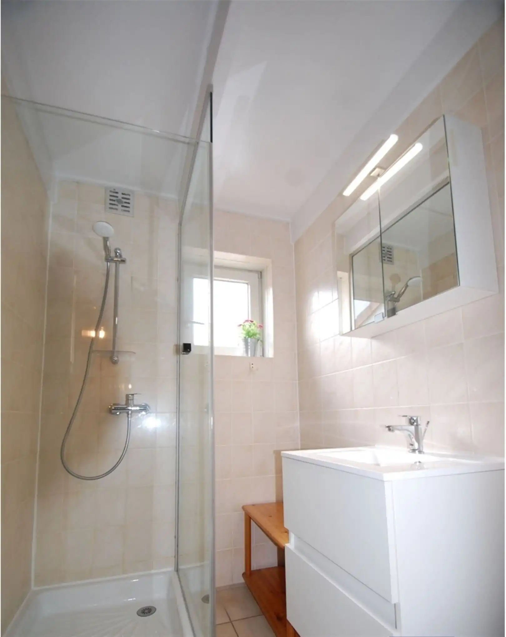 Mooie zonnige woning met 3 slaapkamers en grote tuin in perfecte staat foto 2