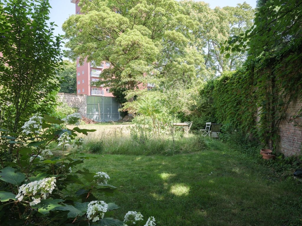 Ruim en lichtrijk 2-slaapkamerappartement met zonneterras in een groene en rustige omgeving vlakbij de Coupure. foto 4
